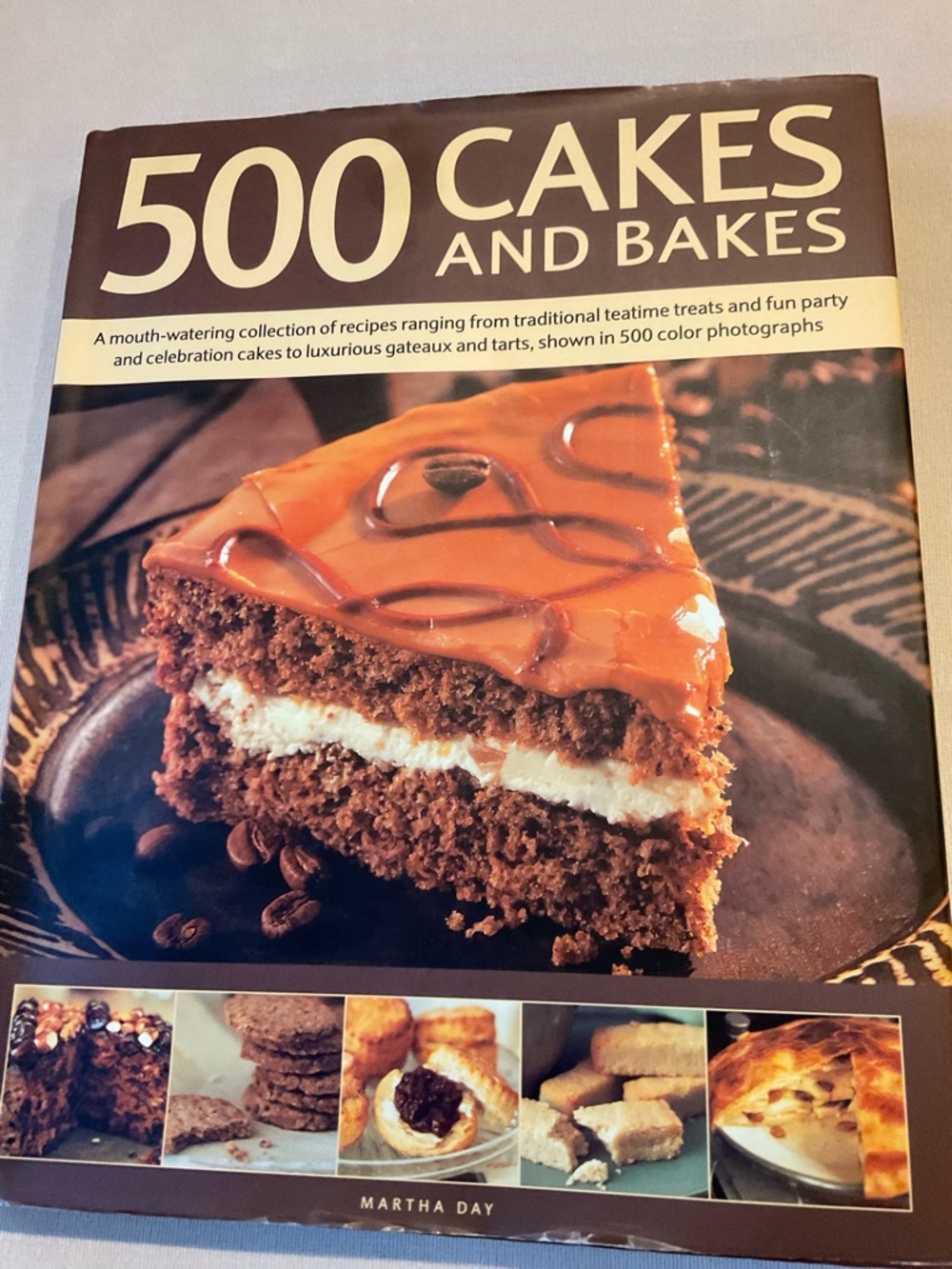 500 Cakes and Bakes Cookbook